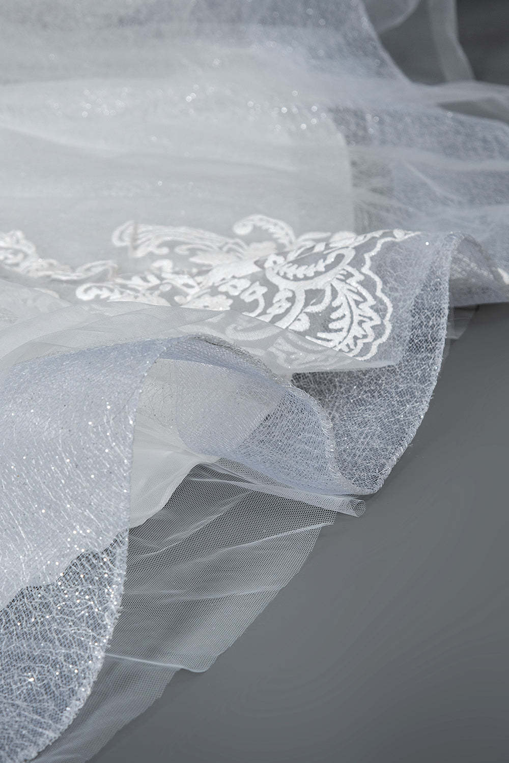 Elegant Cap Sleeve Sheer Tulle Ball Gown Wedding Dress with Lace V-Neck