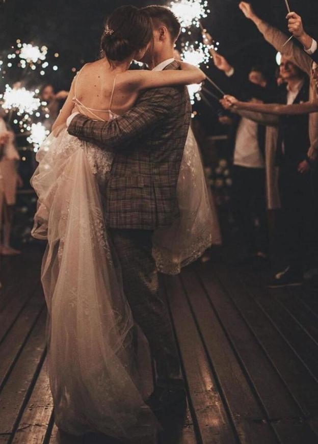 Long Sleeveless Tulle Lace Spaghetti Strap A-Line Wedding Dress with V-Neck