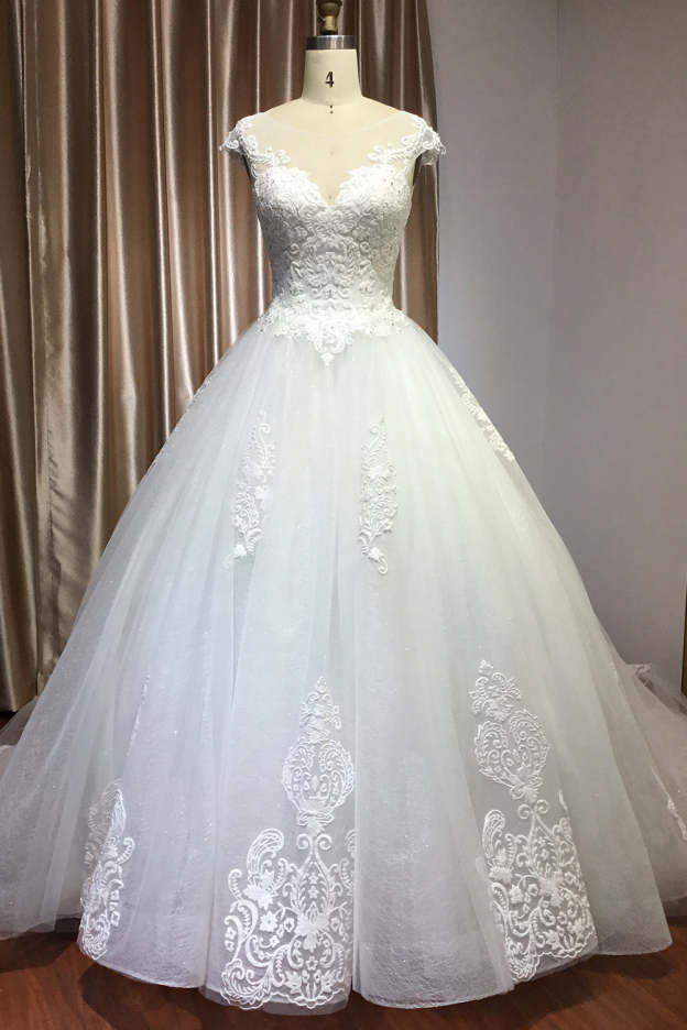 Elegant Cap Sleeve Sheer Tulle Ball Gown Wedding Dress with Lace V-Neck
