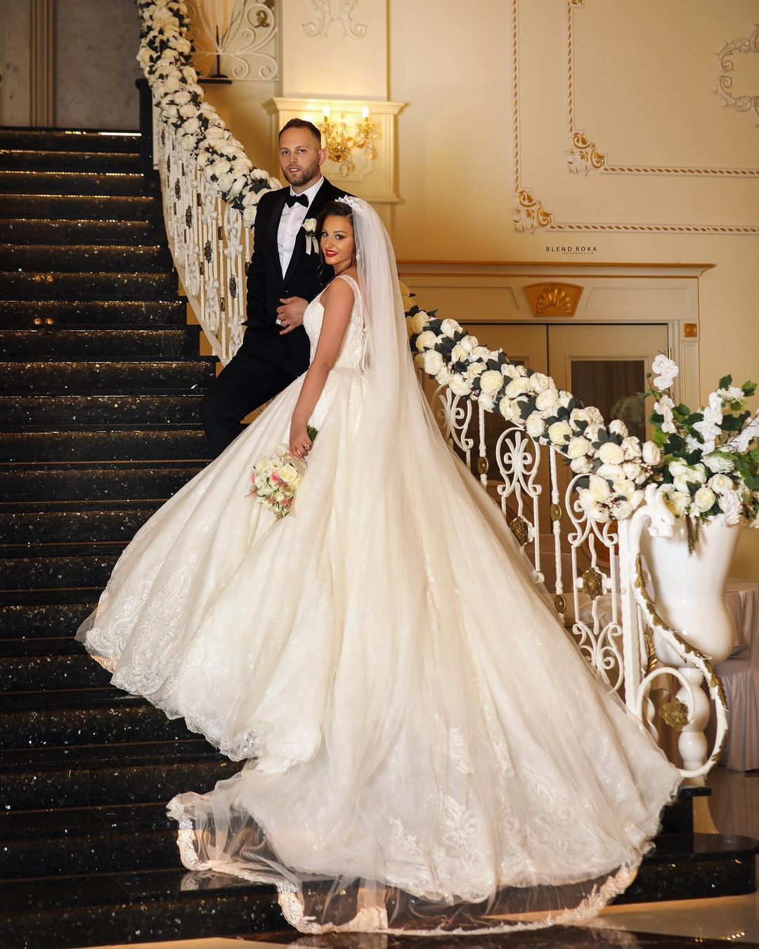 Ball Gown V-Neck Tulle Wedding Dress with Lace Appliques
