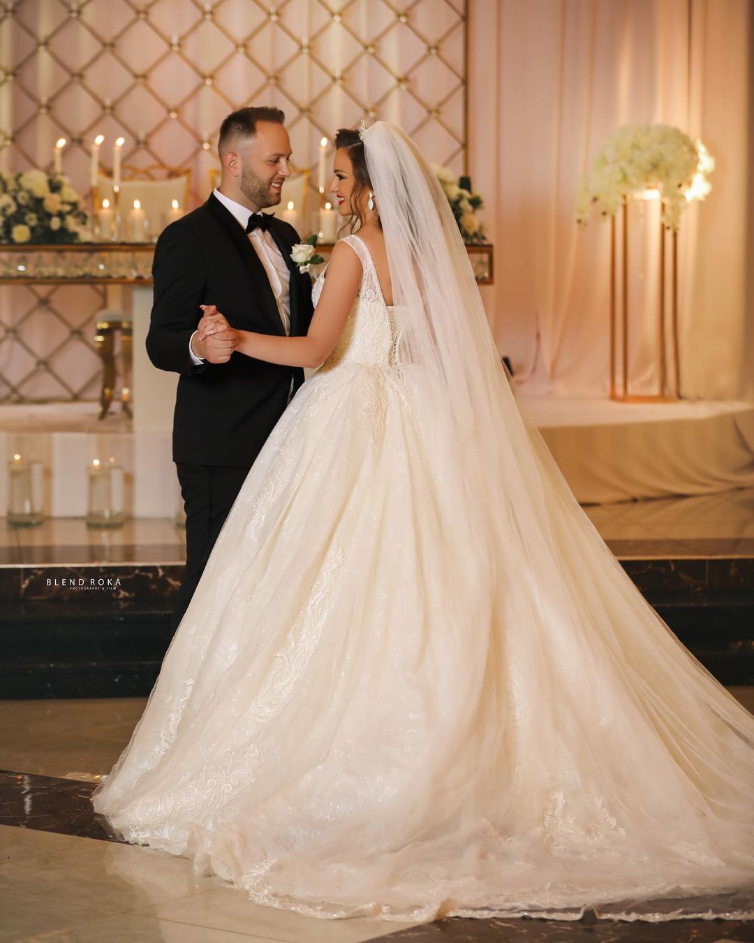 Ball Gown V-Neck Tulle Wedding Dress with Lace Appliques