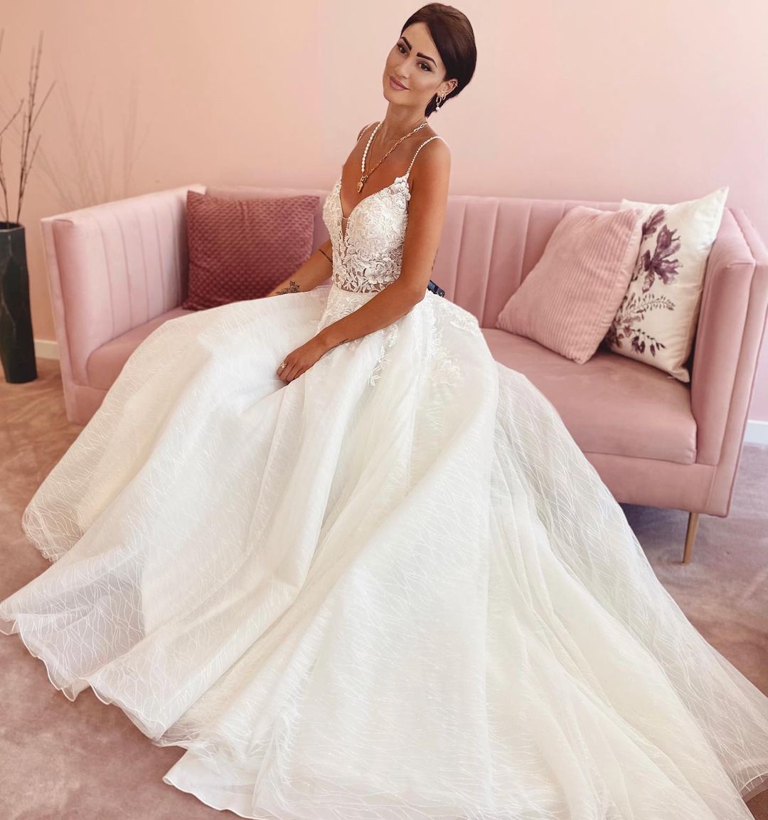 Glamorous A-Line Wedding Dress V-neck Spaghetti Straps Lace Appliques Tulle