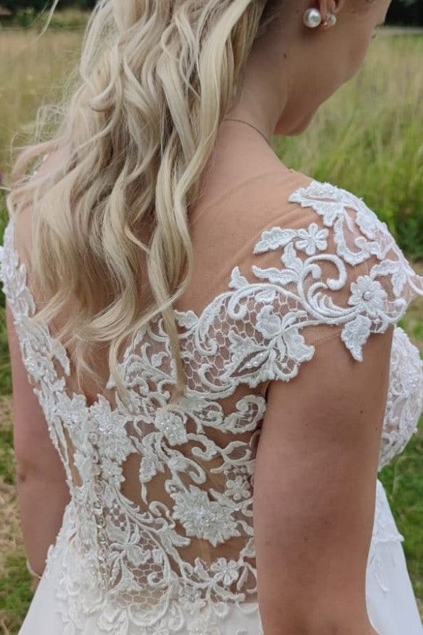Sleeveless A-line Chiffon Wedding Dress With Appliques Lace Straps