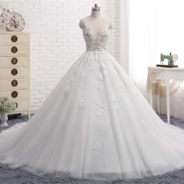 Sleeveless Tulle Train Long Wedding Dress With Appliques Lace