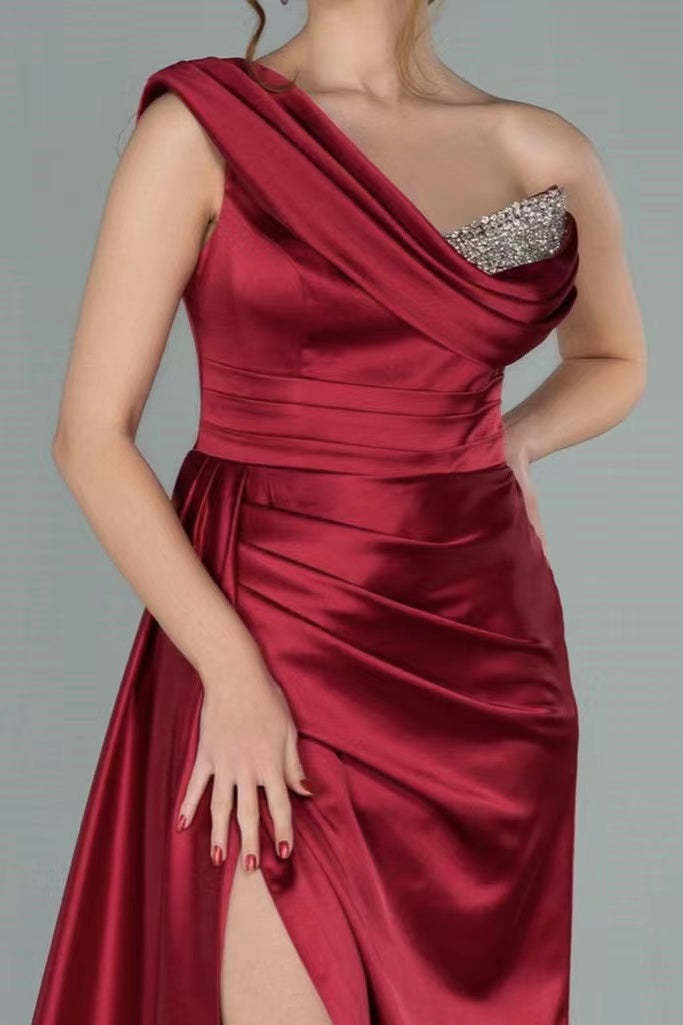 Chic One-Shoulder Design with V-Neck and Sultry Slit