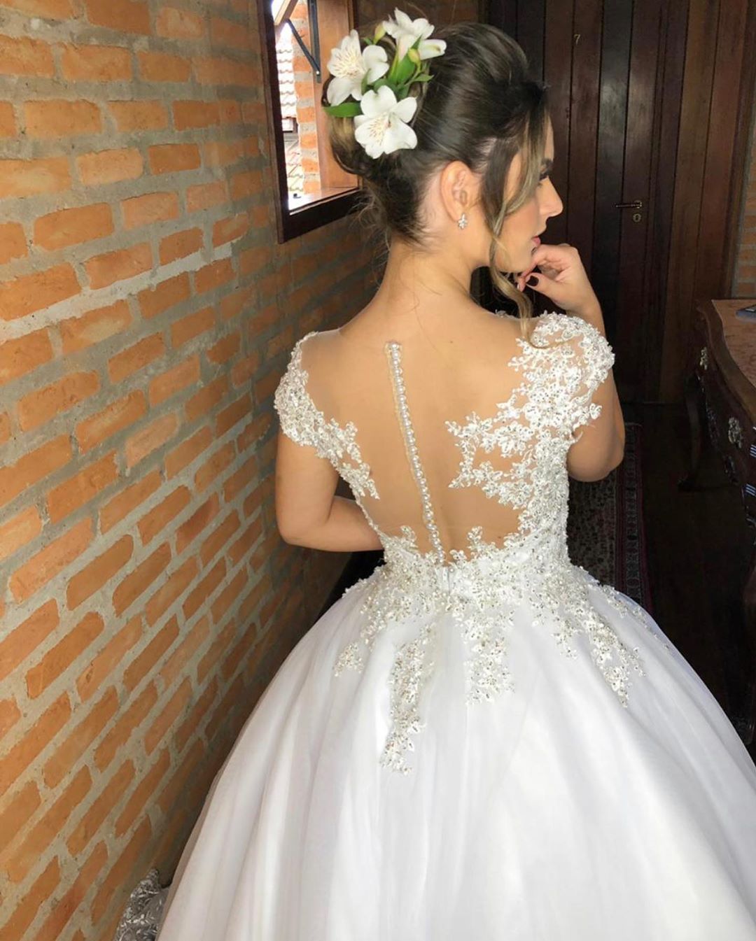 Sweetheart Strappy V-Neck Floor-Length Wedding Dress with Lace Appliques