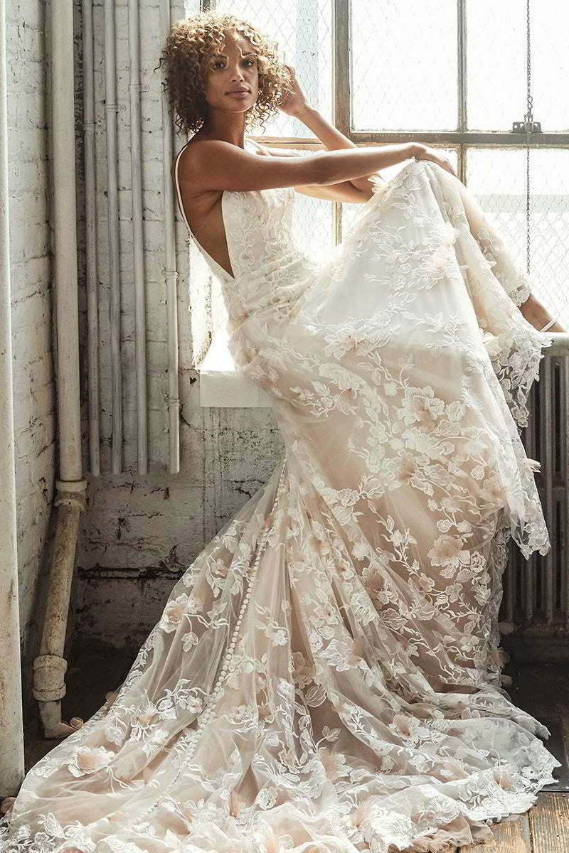 Gorgeous Sleeveless Spaghetti Strap Lace Appliques Wedding Dress (Online)