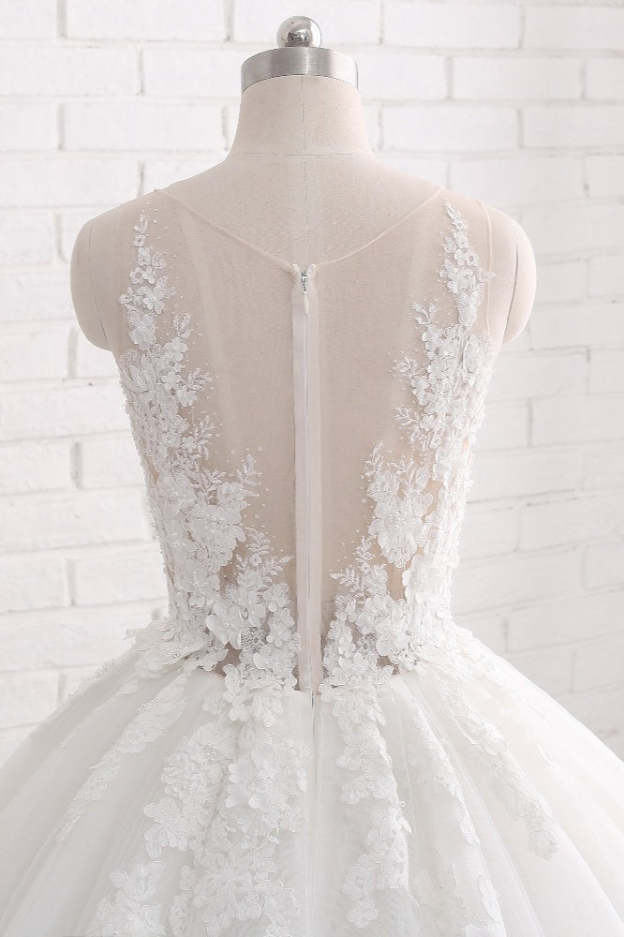 Sleeveless Tulle Train Long Wedding Dress With Appliques Lace