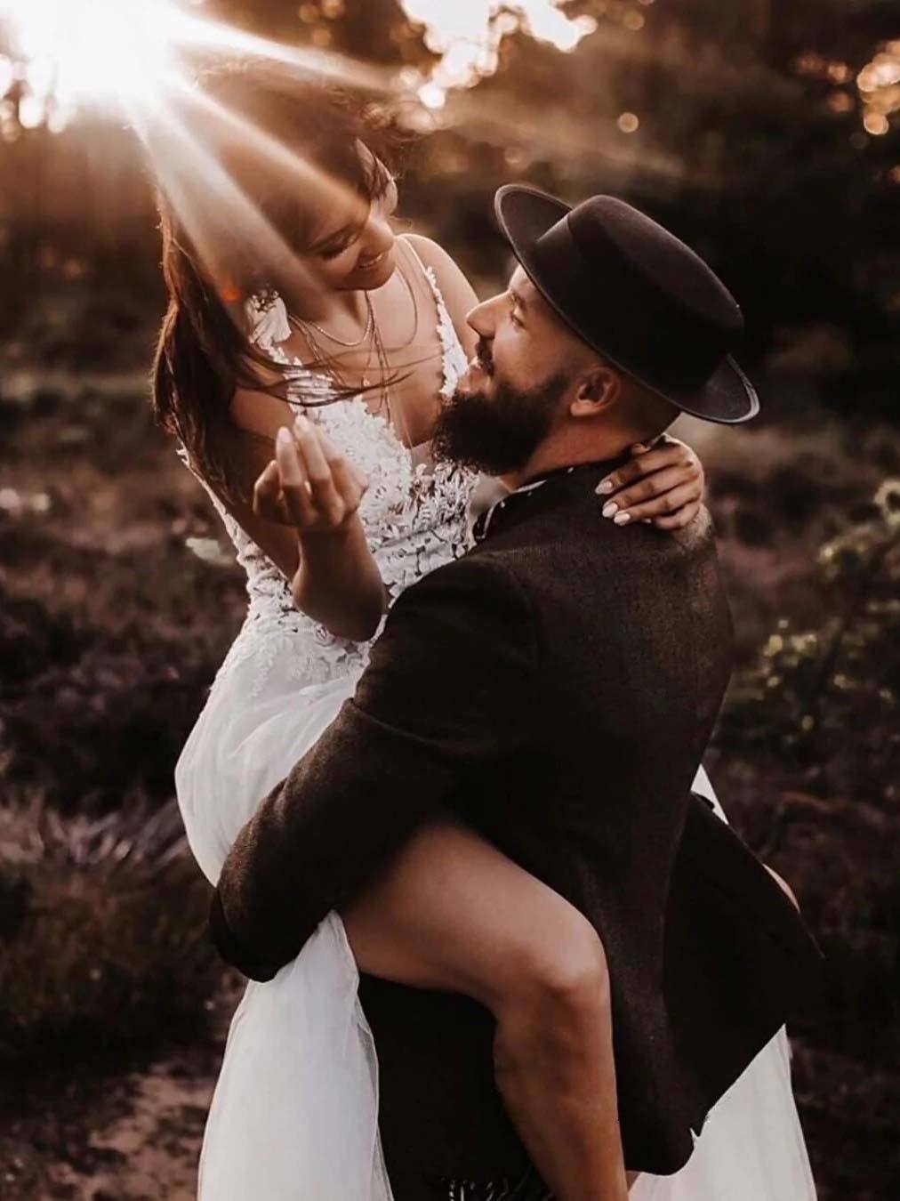 Fablous A-line V Neck White Lace Wedding Dress Open Back Bridal Gown