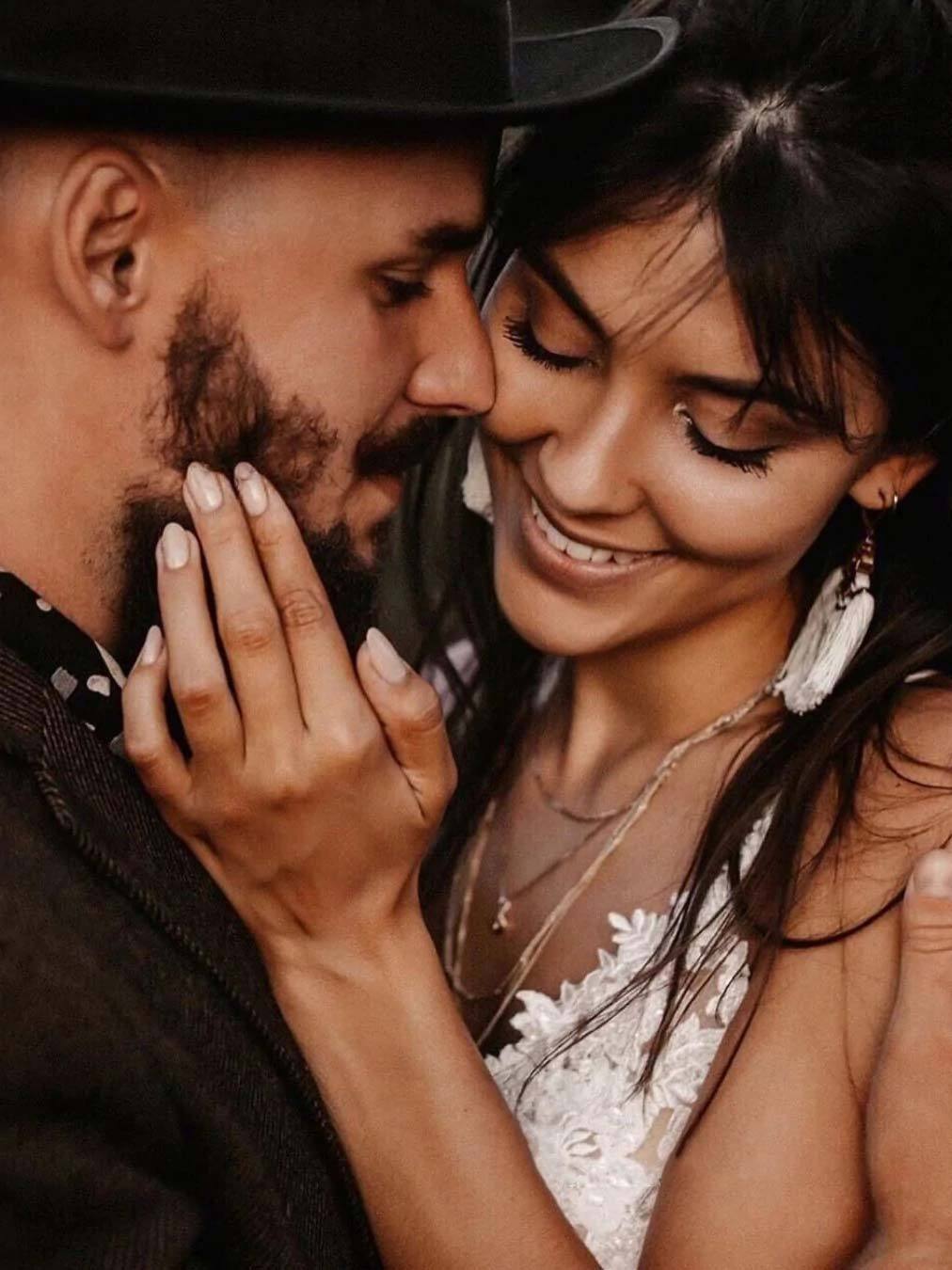 Fablous A-line V Neck White Lace Wedding Dress Open Back Bridal Gown