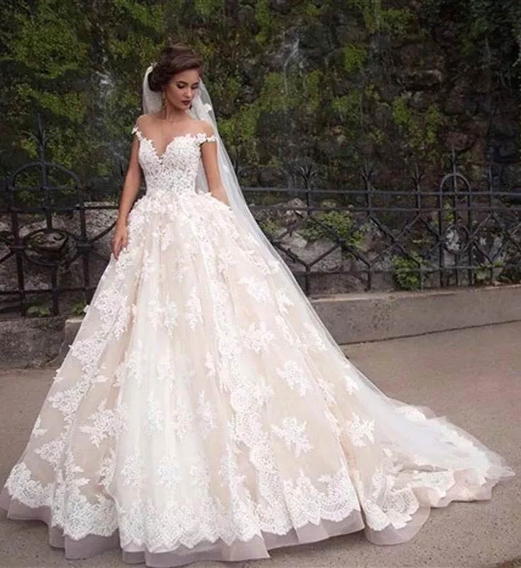 Gorgeous Ball Gown Cap Sleeve Wedding Dress With Lace Appliques WW263
