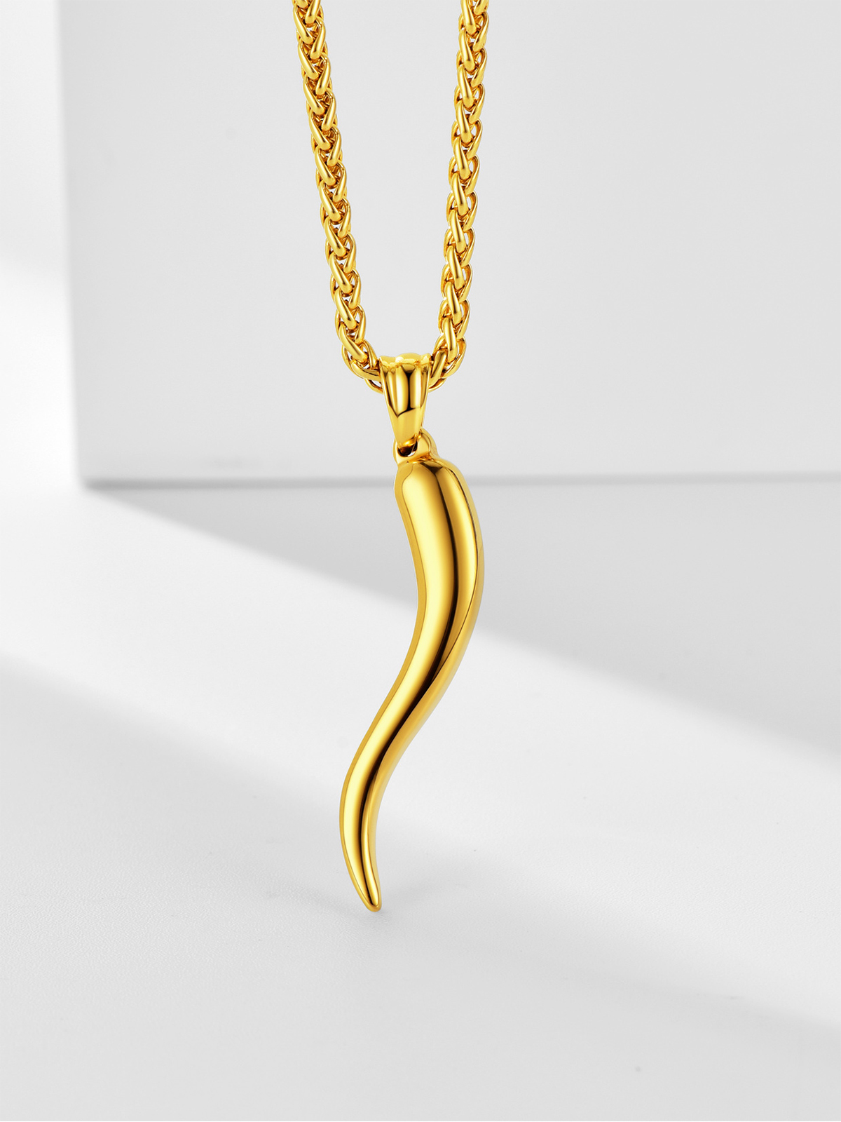 Italian Horn Pendant Cornicello Necklace in 18K Gold