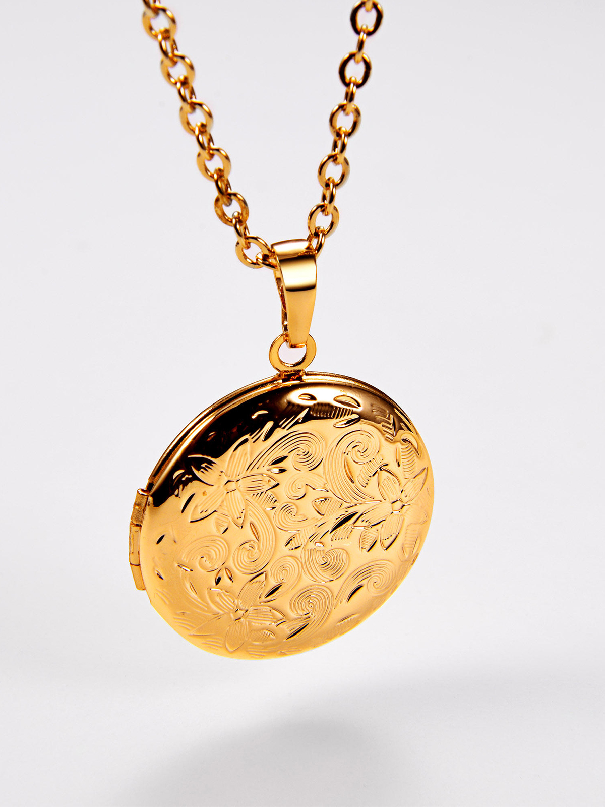 Photo Locket Pendant Flower Engraved Necklace in 18K Gold