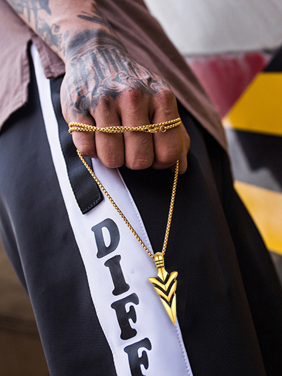 Spear Point Pendant Arrowhead Necklace in 18K Gold