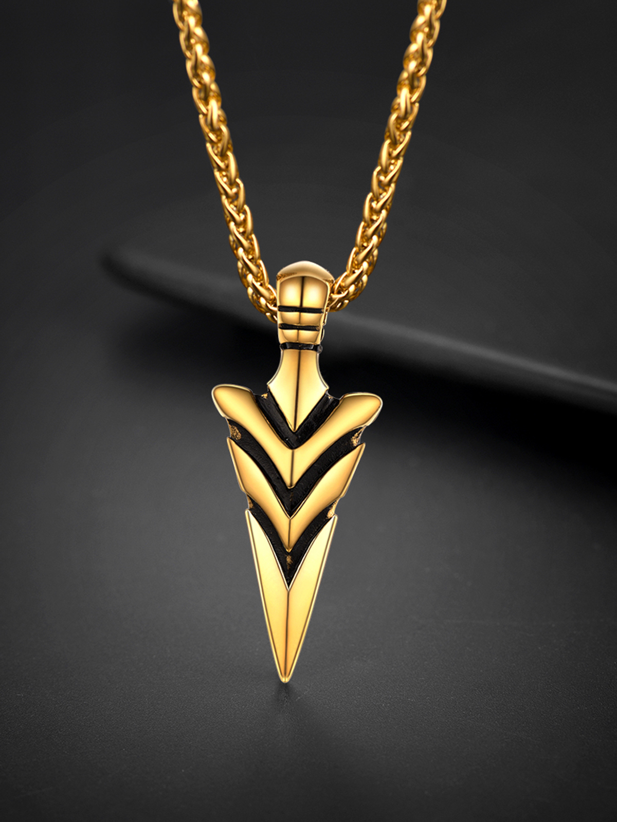 Spear Point Pendant Arrowhead Necklace in 18K Gold