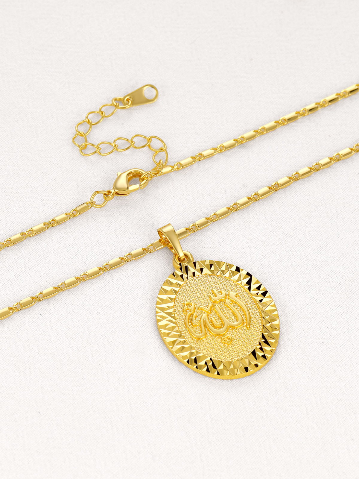 Oval Allah Pendant Muslim Islamic Necklace in 18K Gold