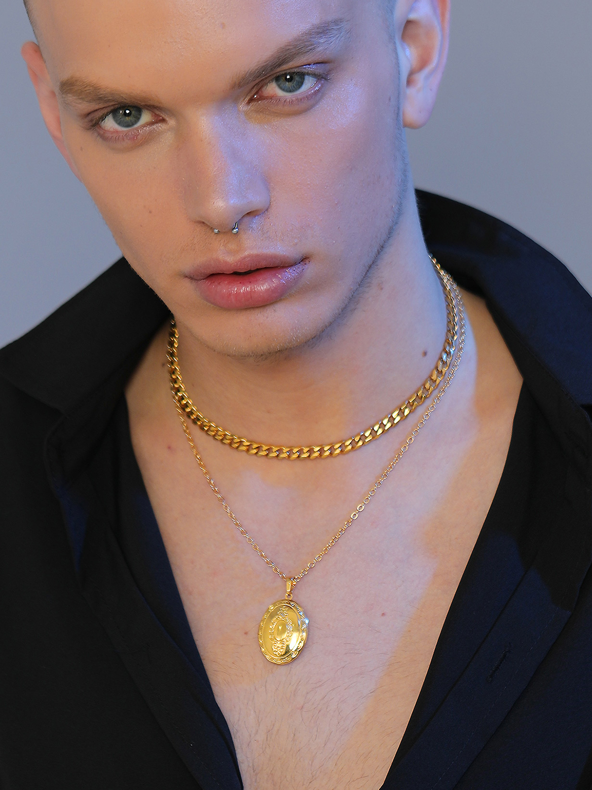 Photo Locket Pendant Oval Necklace in 18K Gold