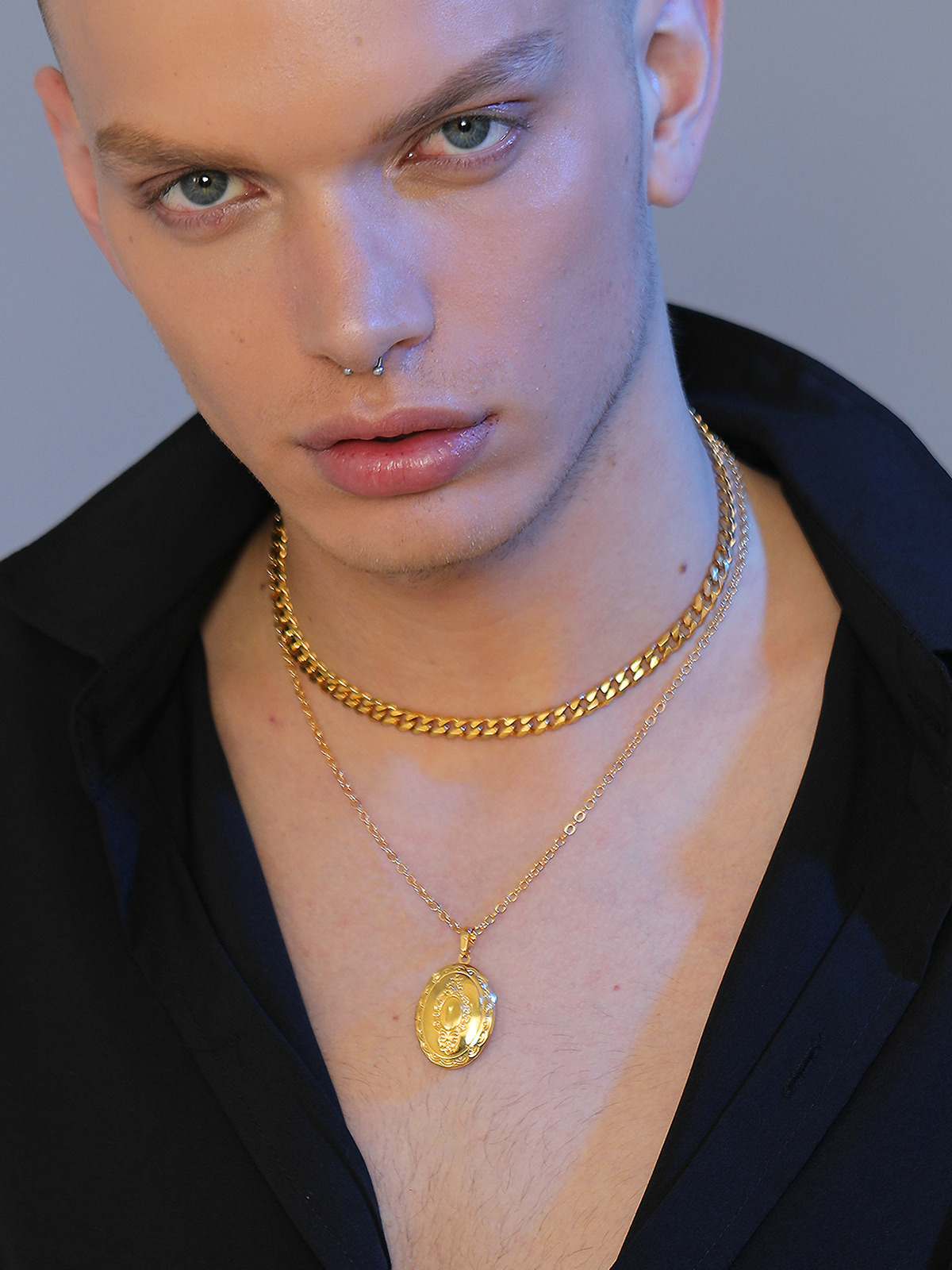 Photo Locket Pendant Oval Necklace in 18K Gold