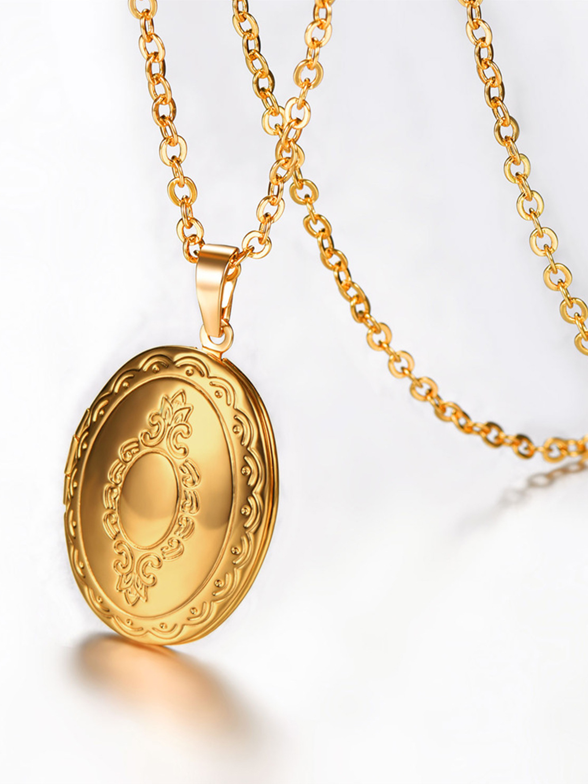 Photo Locket Pendant Oval Necklace in 18K Gold