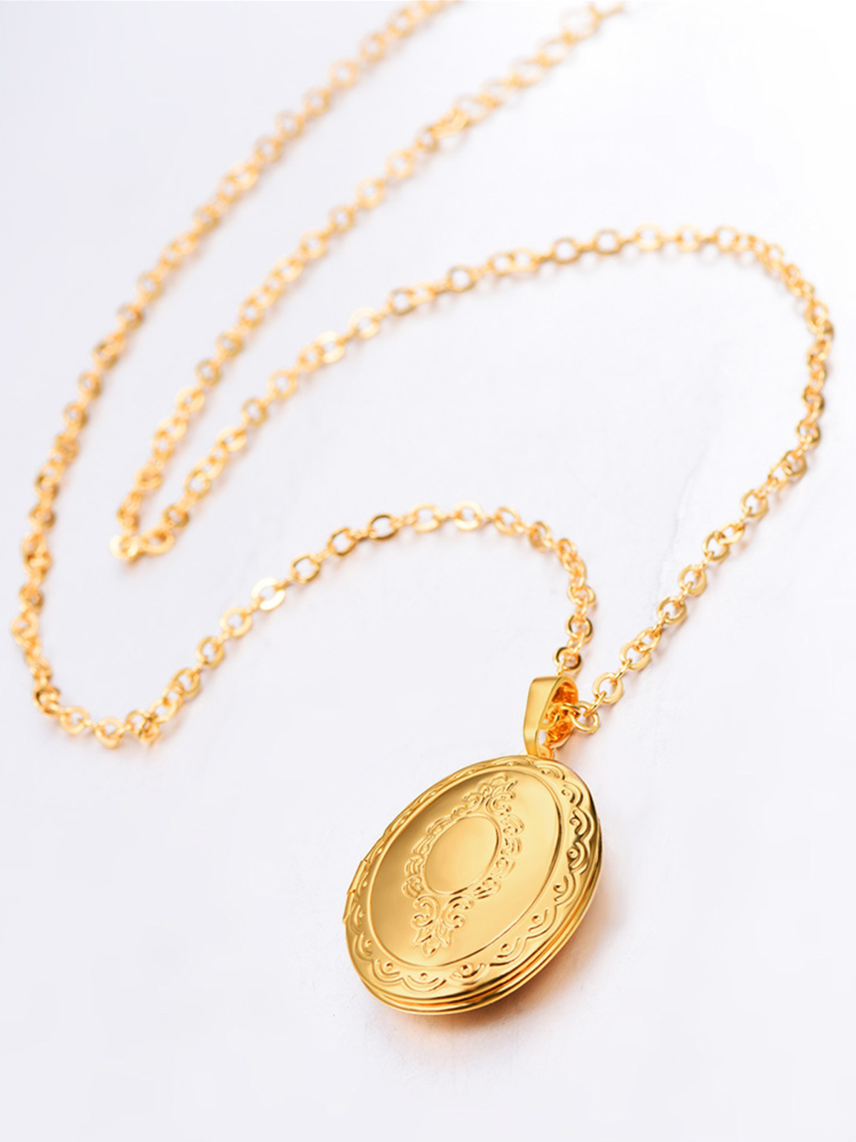 Photo Locket Pendant Oval Necklace in 18K Gold