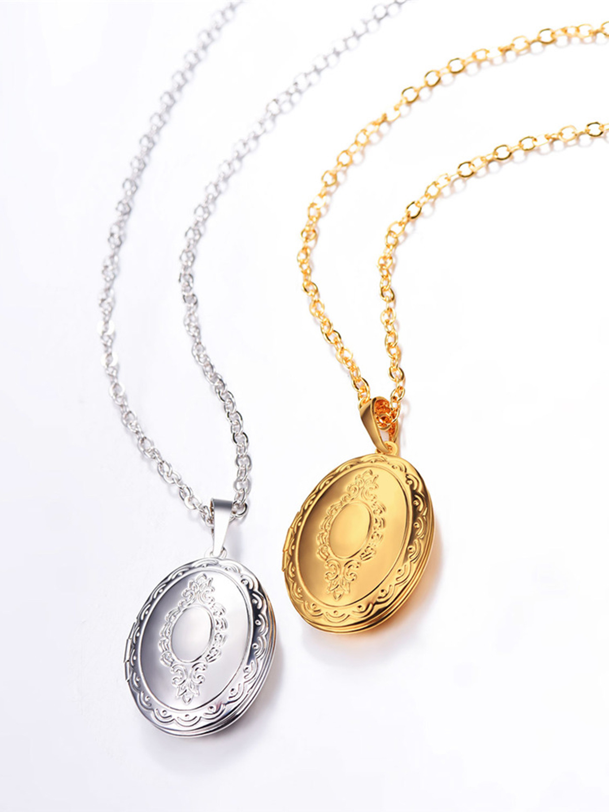 Photo Locket Pendant Oval Necklace in 18K Gold