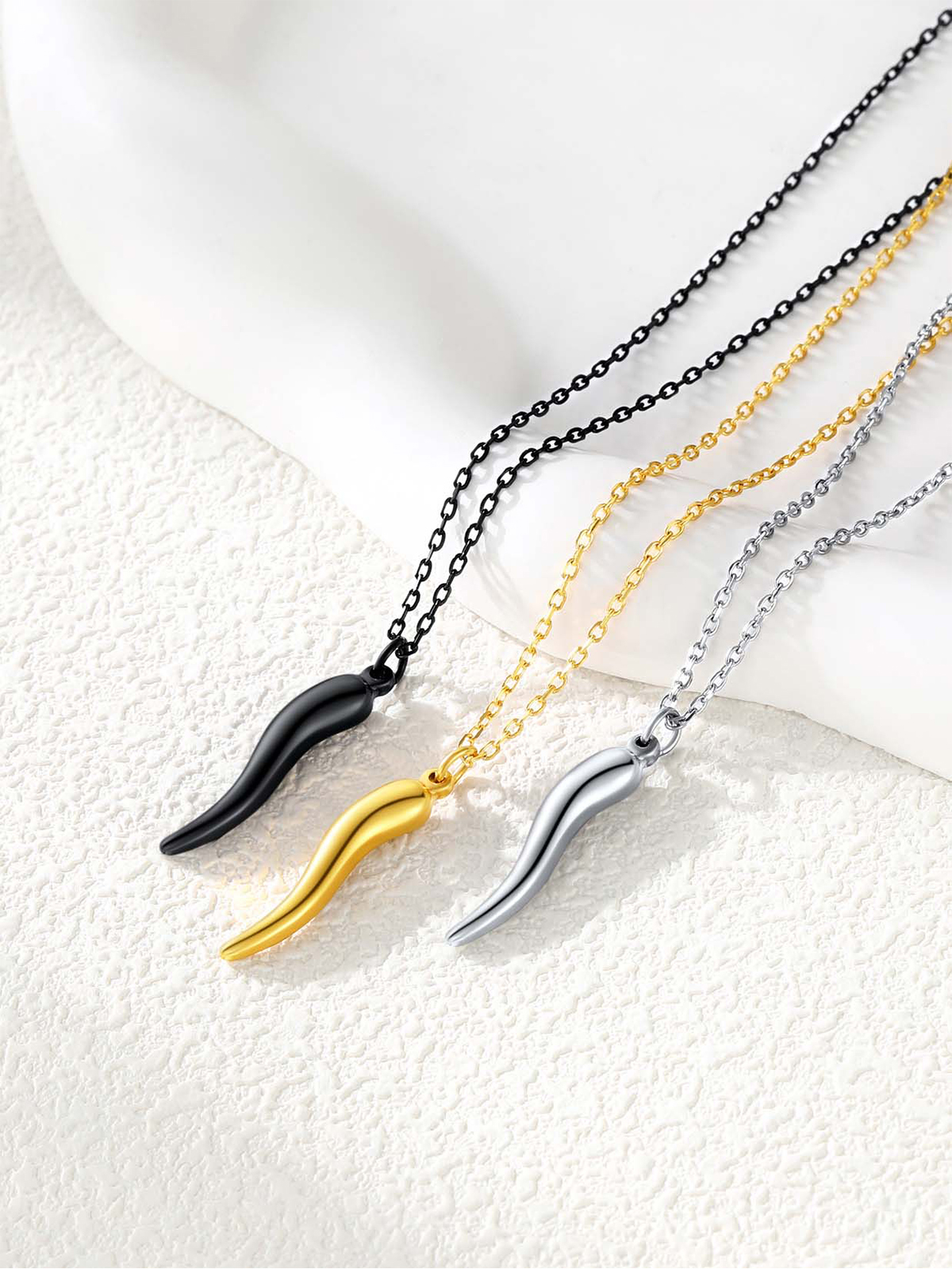 Cornicello Necklace Italian Horn Pendant in 18K Gold