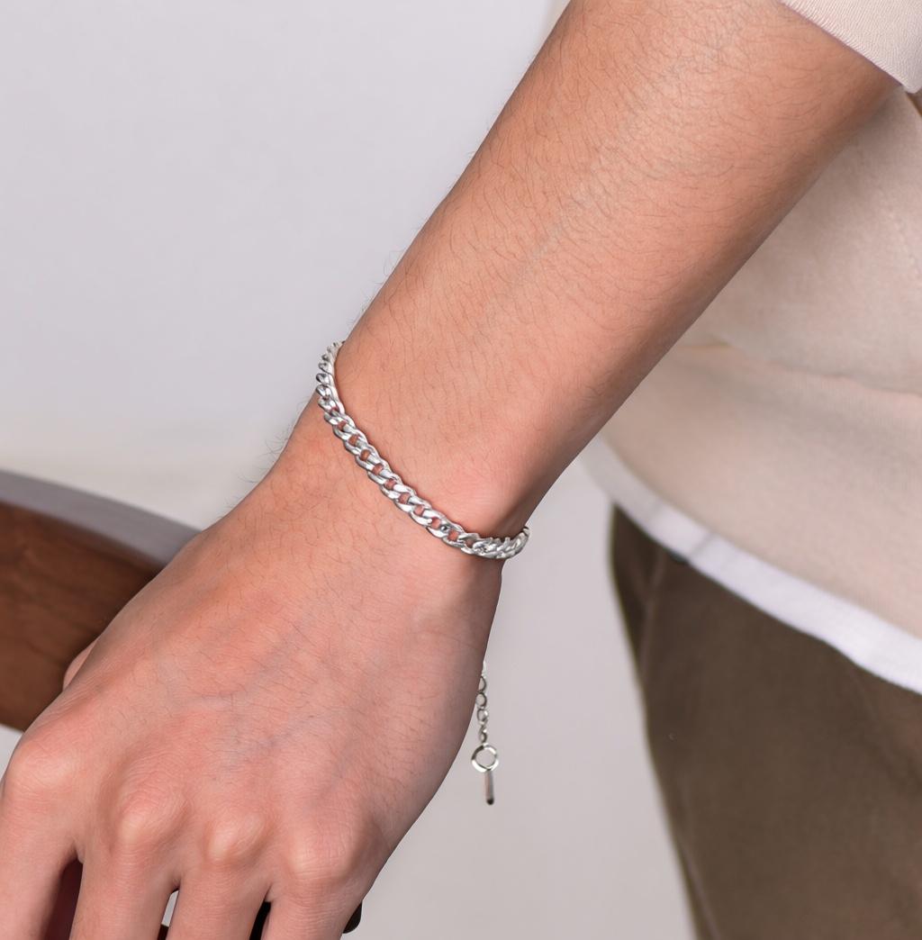 Classic cuban chain bracelet close up