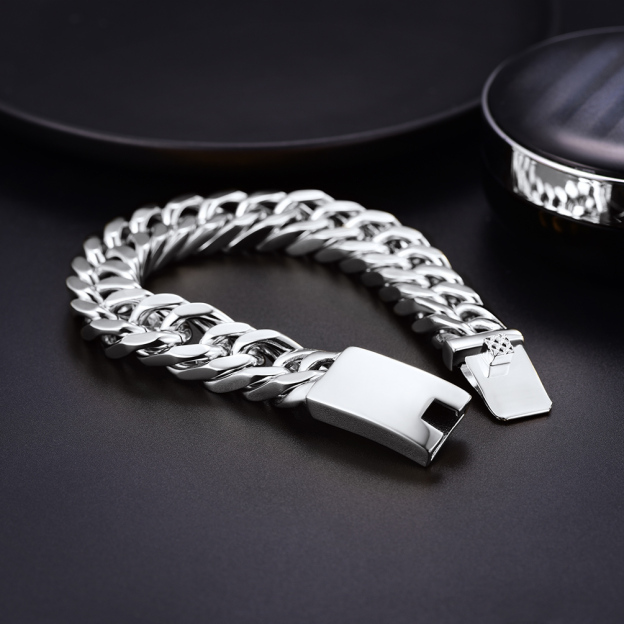  Cuban chain bracelet clasp detail