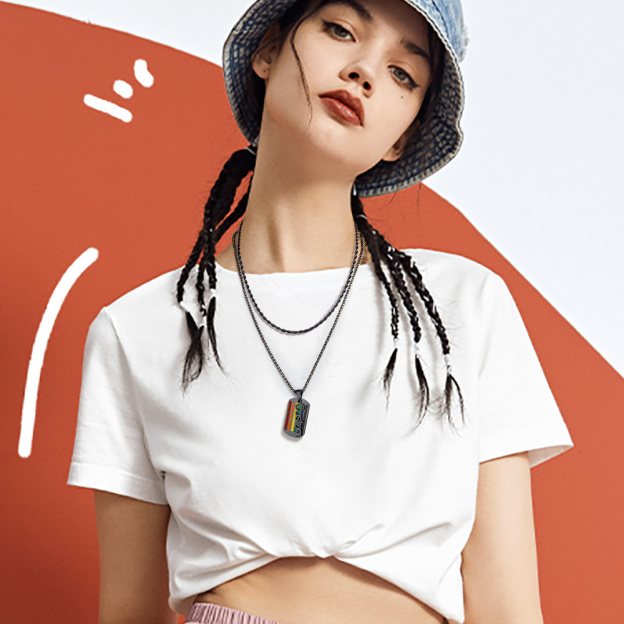 Woman wearing black rope chain necklace street style