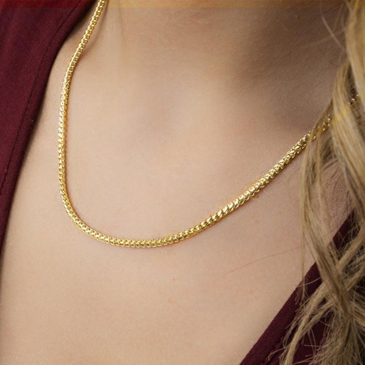 Woman wearing a silver Spiga wheat chain necklace