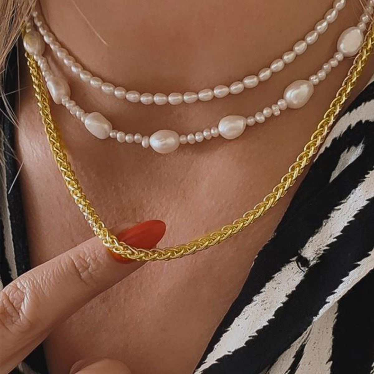 Woman wearing a silver Spiga wheat chain necklace