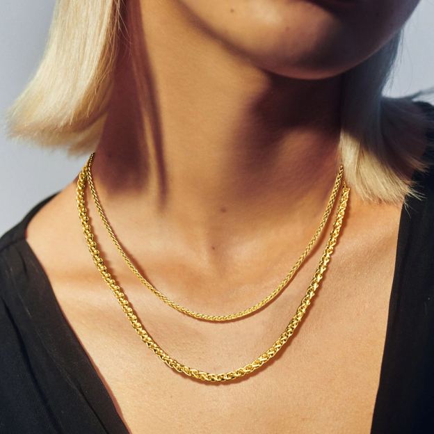 women wearing gold wheat chain necklace