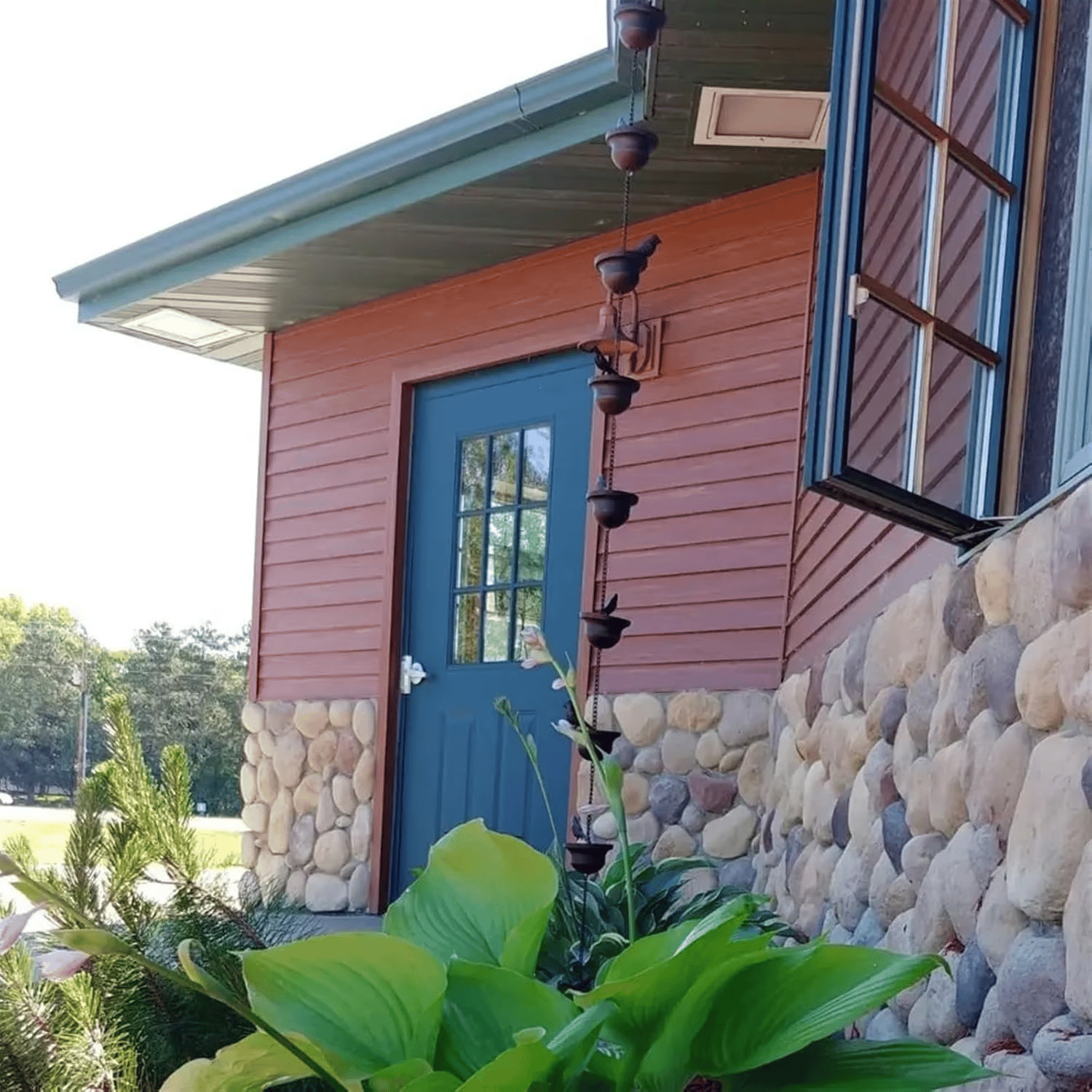 Where Rain Meets Art – Decorative Rain Chain with Bird Bath Design