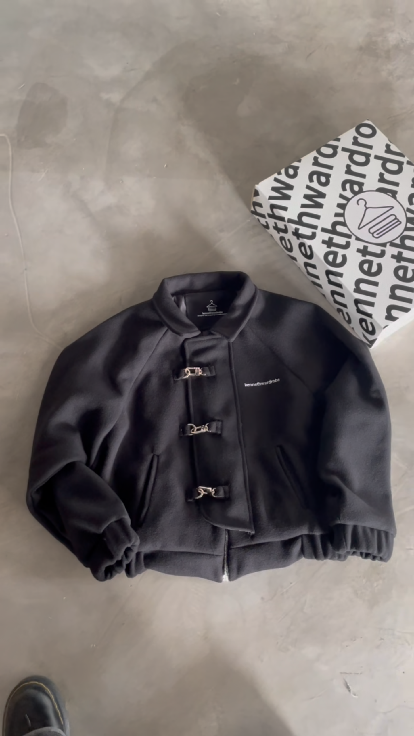 CLASP CROPPED JACKET