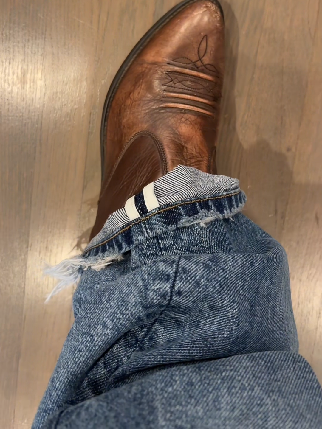 VINTAGE WASHED DISTRESSED DENIM