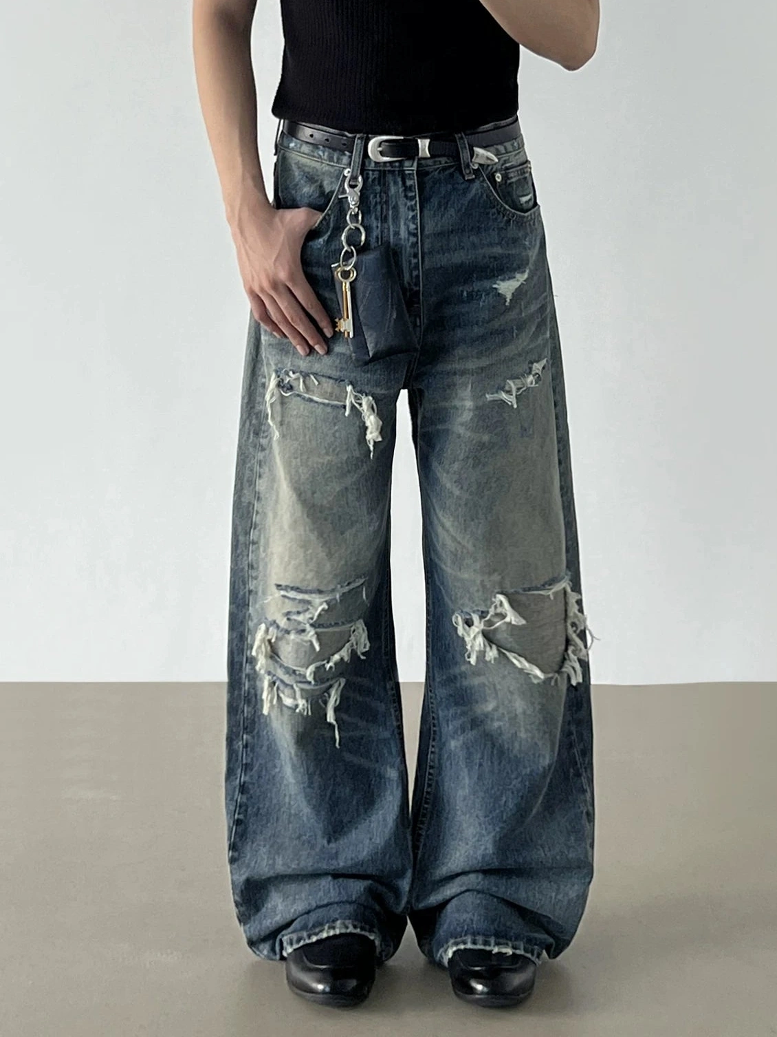 DISTRESSED WIDE JEANS