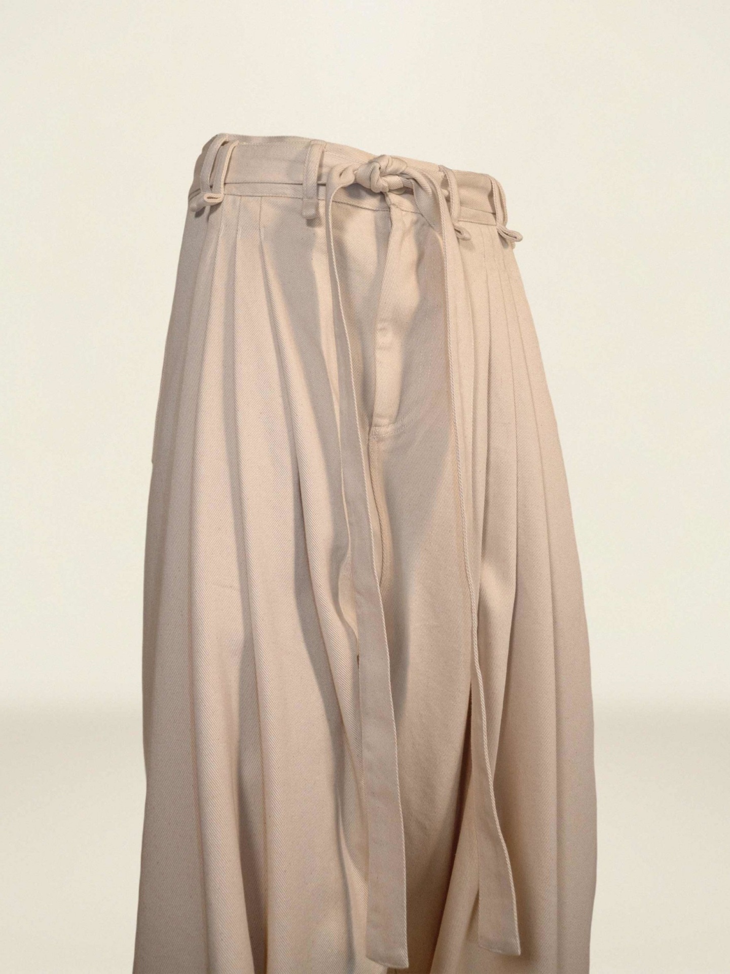 COLOR-BLOCK PLEATED TROUSERS