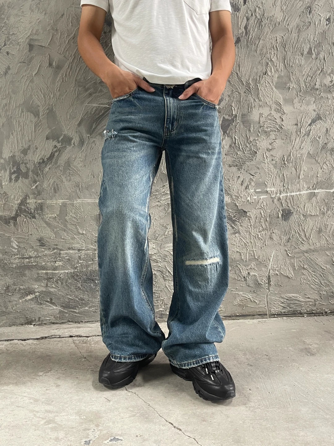 VINTAGE DISTRESSED JEANS