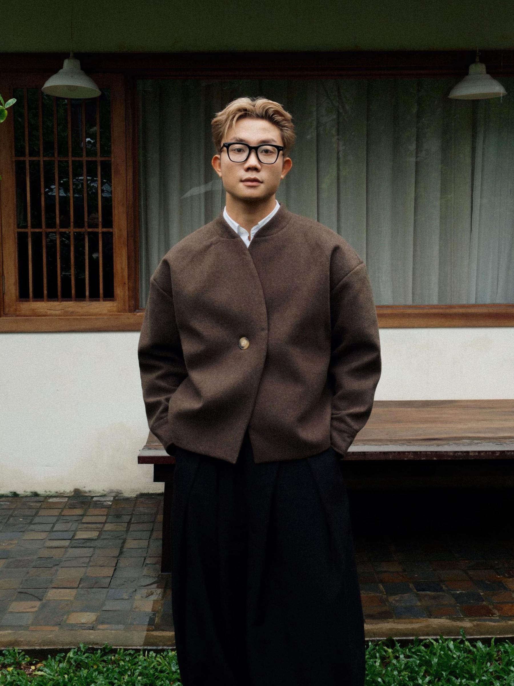 MINIMALIST WOOL COLLARLESS JACKET