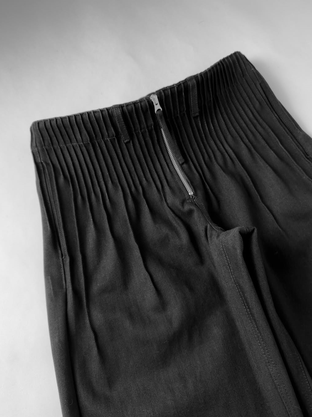 14 OZ PLEATED DENIM