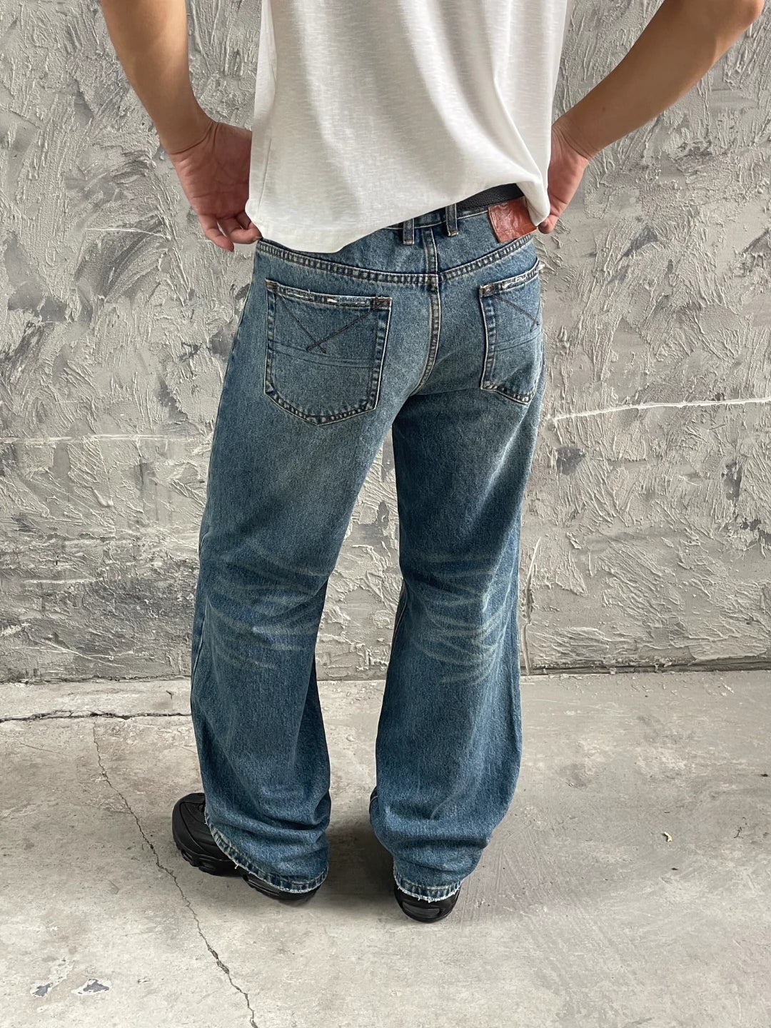 VINTAGE DISTRESSED JEANS