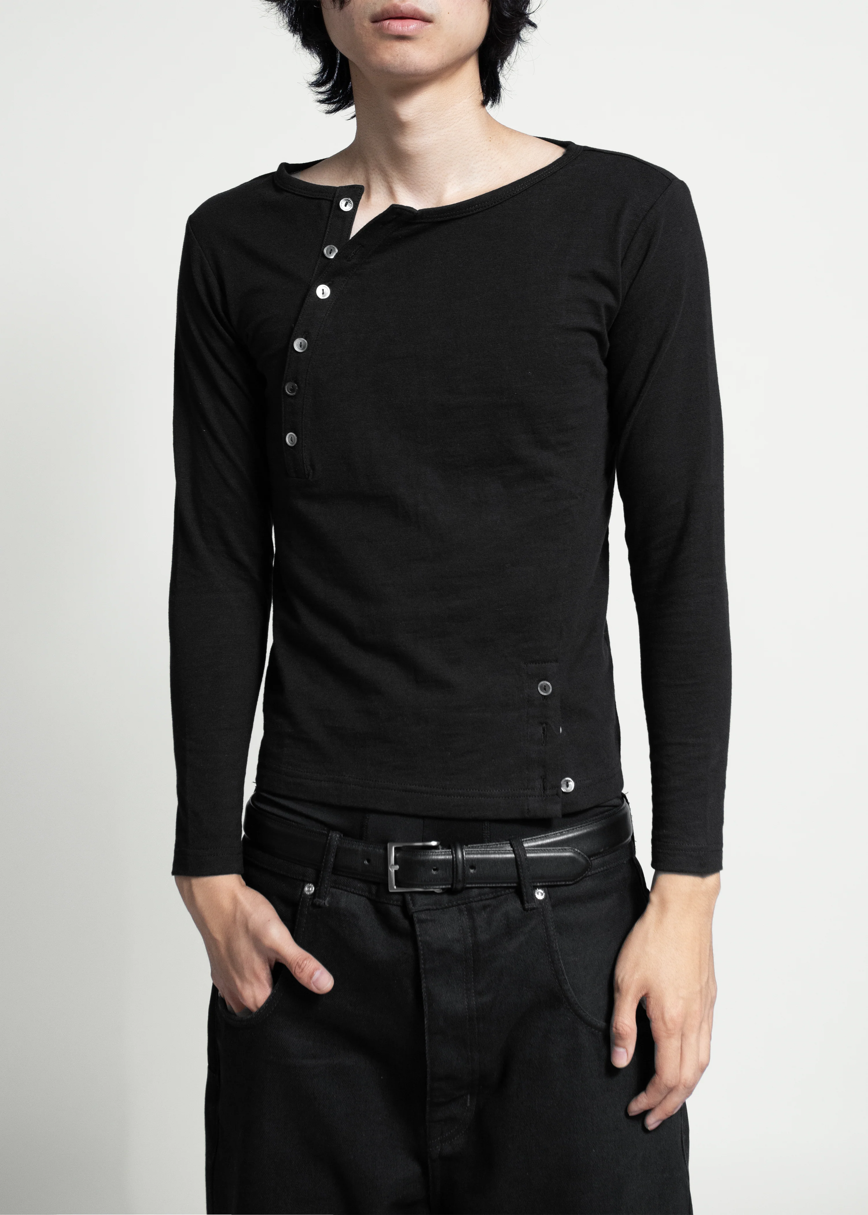ASYMMETRIC CURVED BUTTONS HENLEY SHIRT