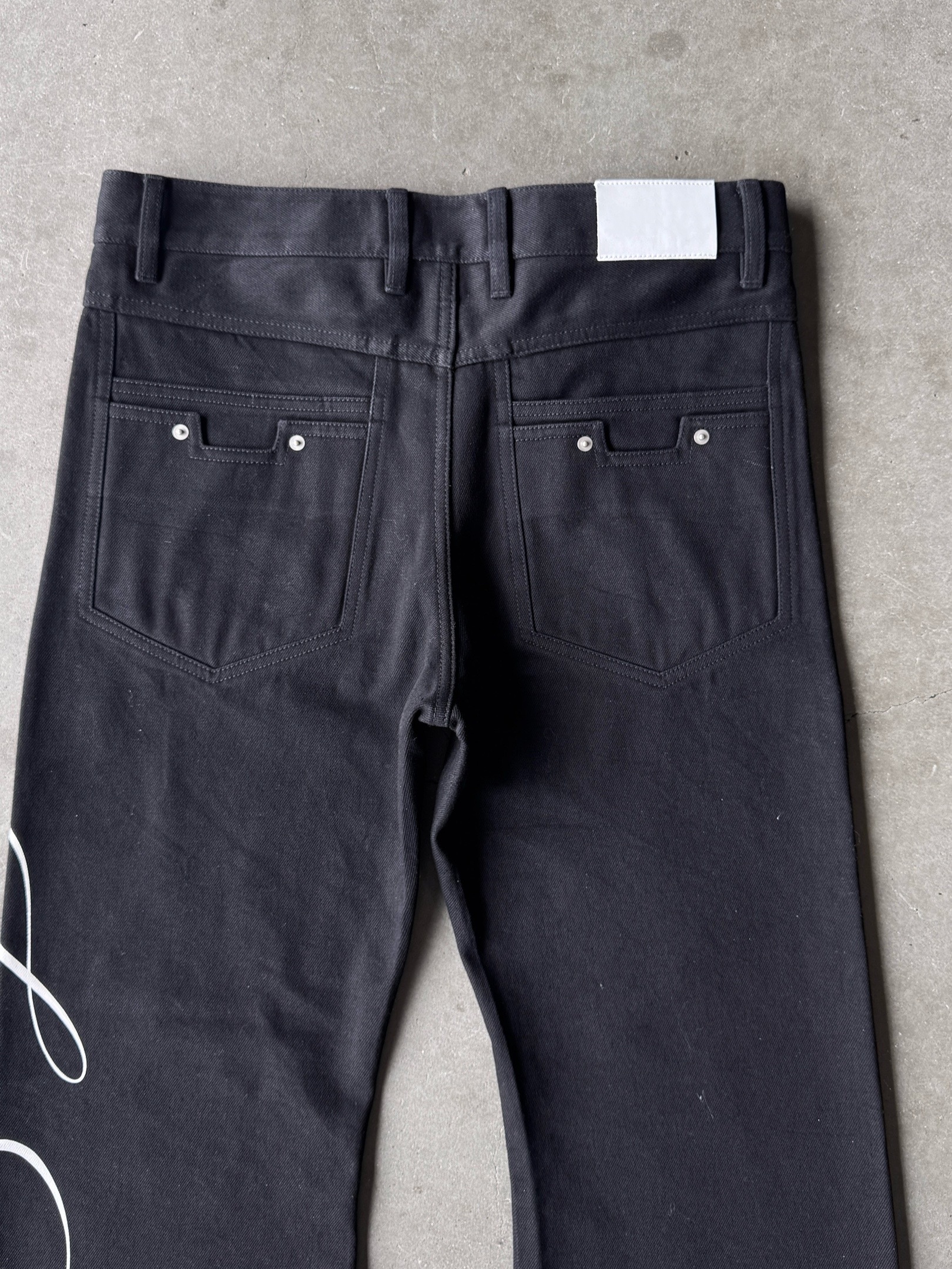 LETTER FLARED JEANS