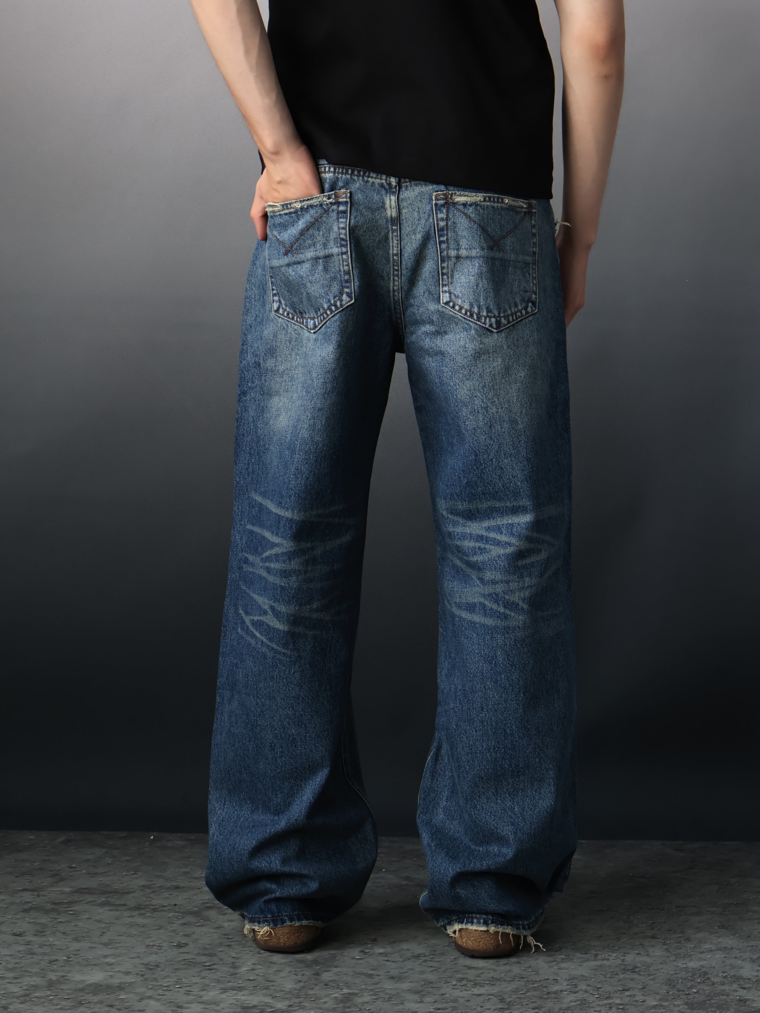 VINTAGE DISTRESSED JEANS