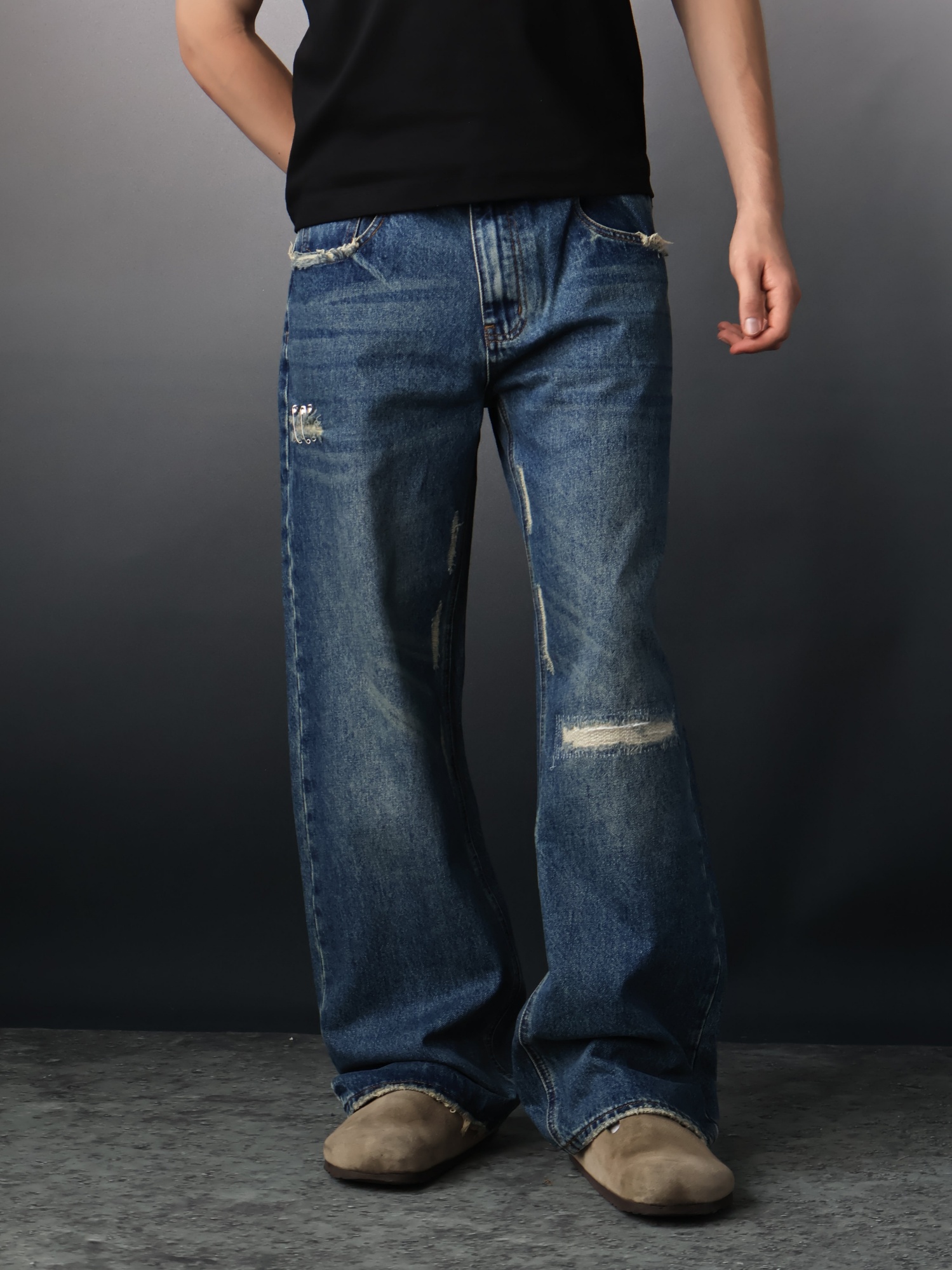 VINTAGE DISTRESSED JEANS