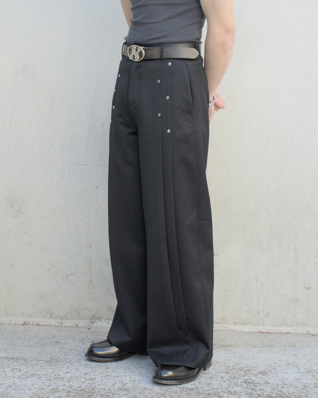 RIVET PLEATED WOOL PANTS