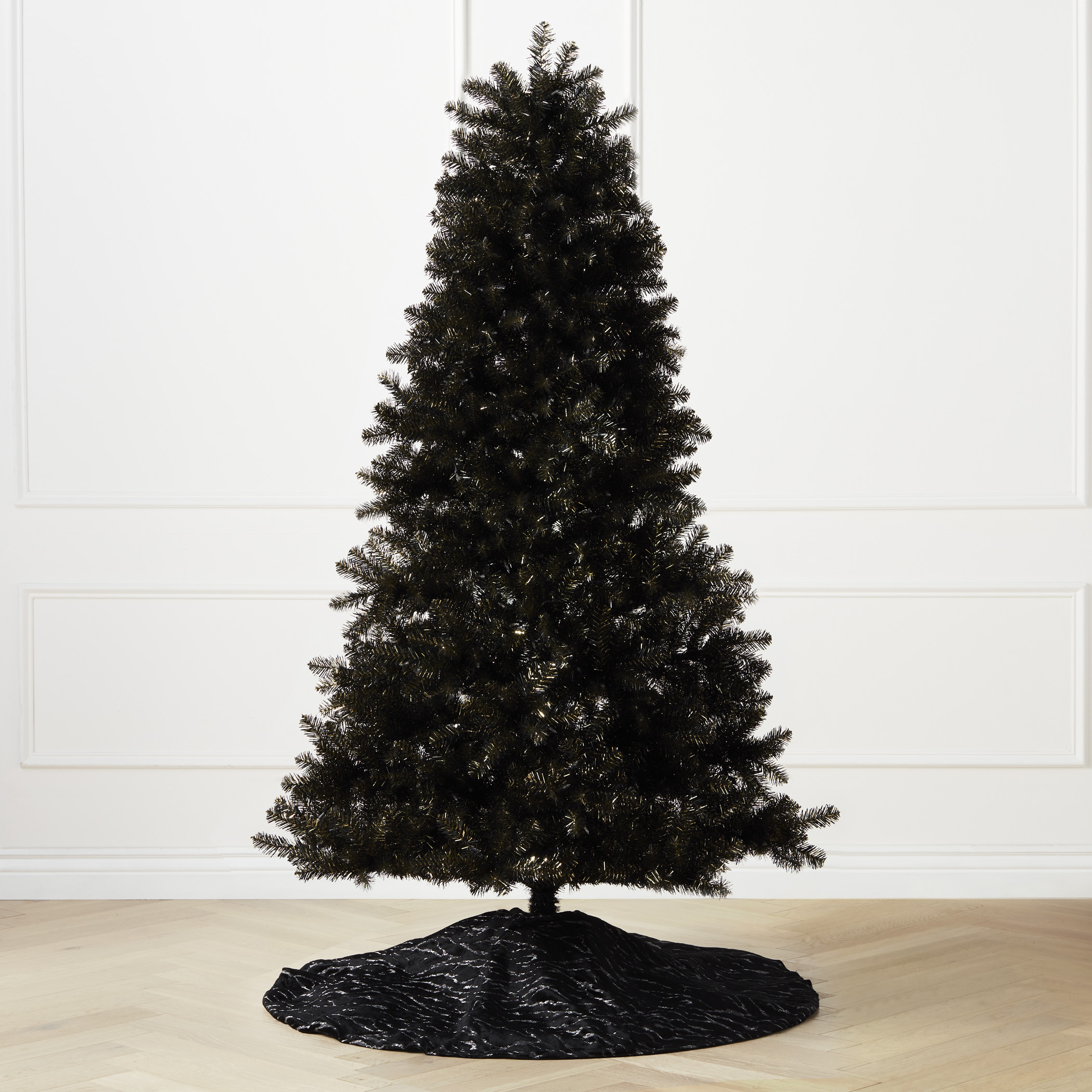 Pre-Lit Black And Gold Tree 7'