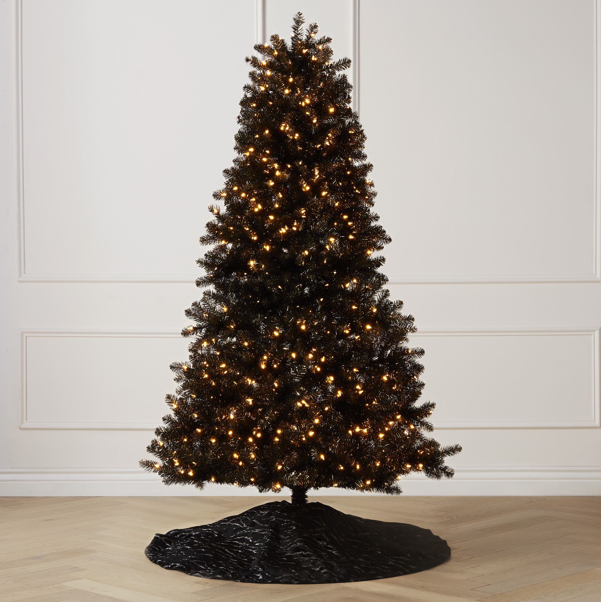 Pre-Lit Black And Gold Tree 7'