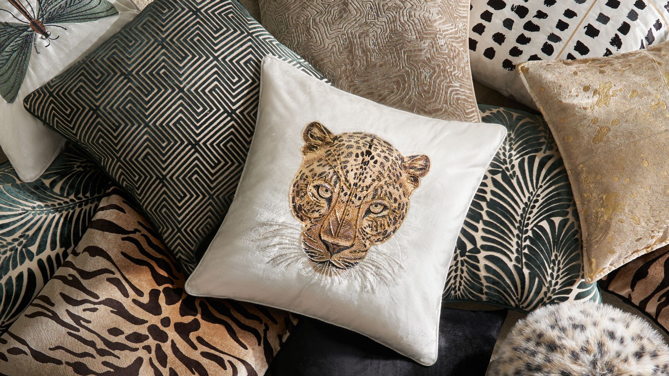 Velvet, faux fur, and metallic details — the finishing touch for every space.