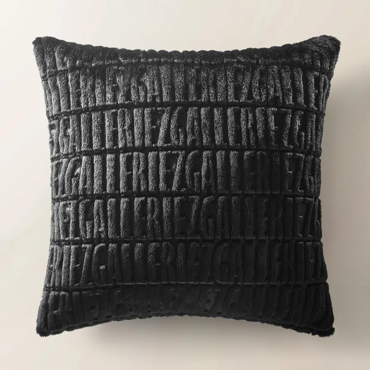 Z Carved Faux Fur Pillow 22“- Black